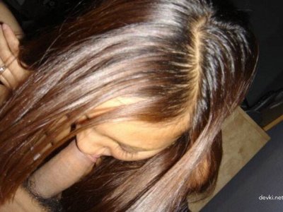 Азиаточка умело отсасывает член