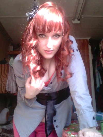 Соблазнительная рыжая красотка показывает свое обнаженное тело