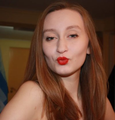 Грудастая рыжая красотка сосет член