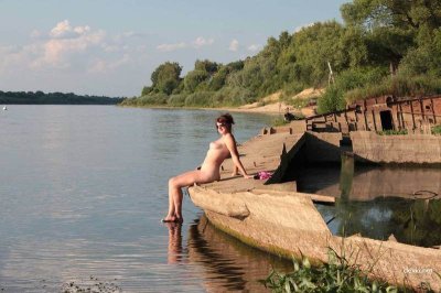 Грудастая красотка показывает свои прелести без прикрас.