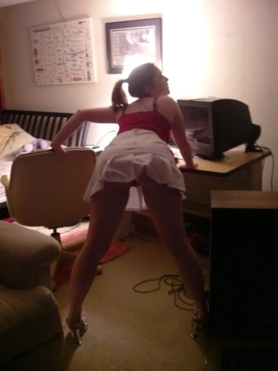 Девушка снимает, как удовлетворяет его орально