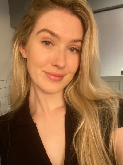 Соблазнительная блондиночка показала свои аппетитные формы и обнаженное тело