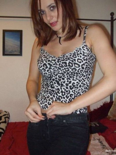 Соблазнительно снимает одежду на камеру для горячего шоу