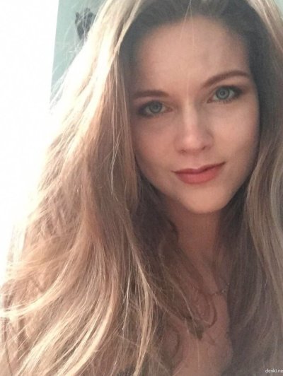 Сексапильная девушка снимает себя перед зеркалом