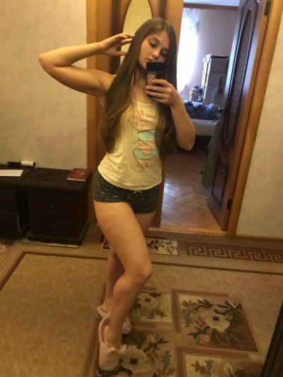 Девушка выложила свои откровенные снимки на сайт