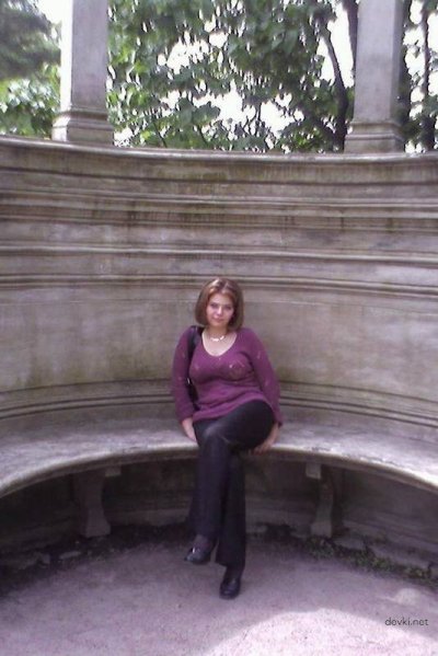 Соблазнительная красотка с обворожительной грудью раздевается