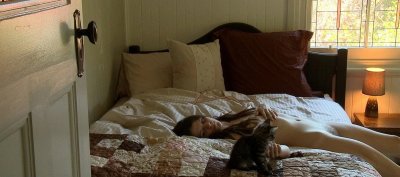 Дамочка удовлетворяет себя и достигает кульминации