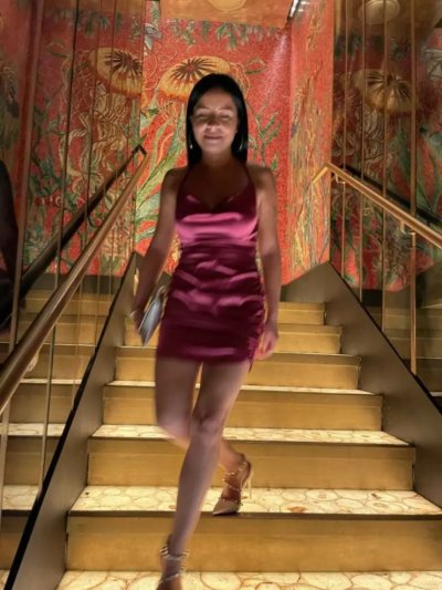 Развратница показала всем свою промежность