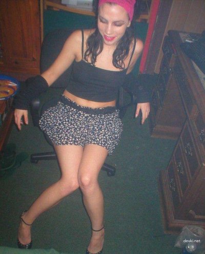 Страстная молодая красотка демонстрирует свои прелести