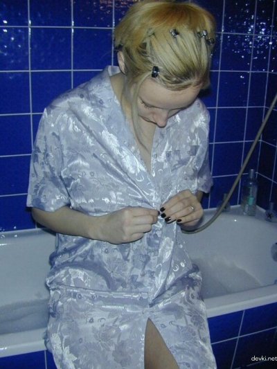 Сестра в ванной: обнаженные фото с шикарными позами