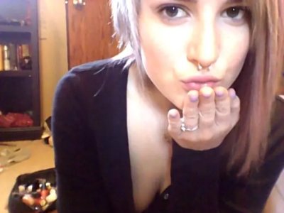 Сексуальная красотка позирует голой перед камерой