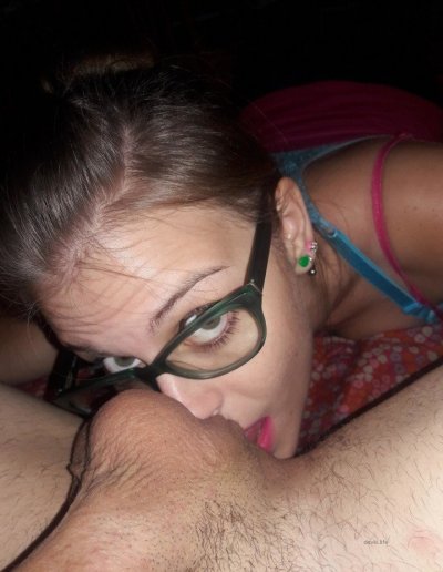 Шаловливая красотка ласкает язычком и сделает оральный сюрприз