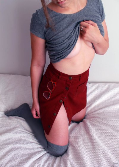 Горячая девочка показывает свои прелести на постели