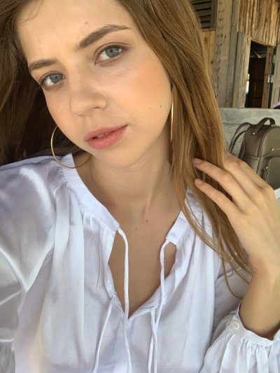 Пышногрудая красотка сняла себя без одежды на камеру