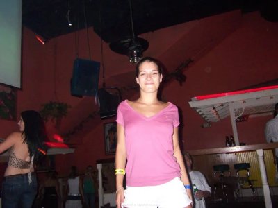 Облизывает киску сексуальной красотки