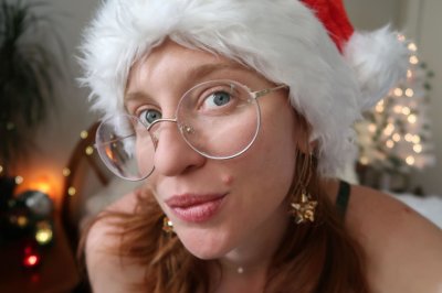 Рыжая красотка в новогоднем наряде демонстрирует свои прелести