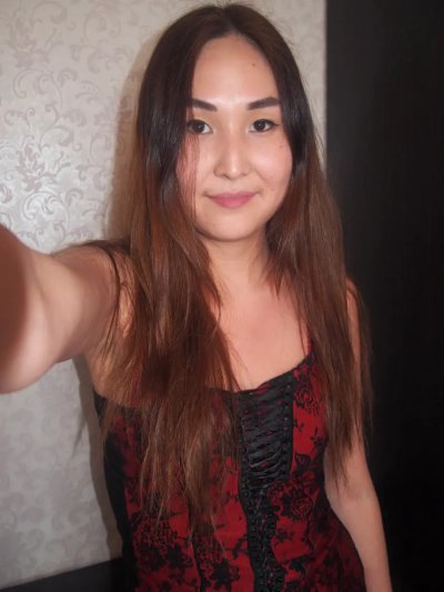 Соблазнительная училка показывает сексуальное белье на камеру