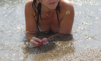 Жена развлекается в различных положениях