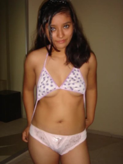 Красотка разделась догола перед камерой