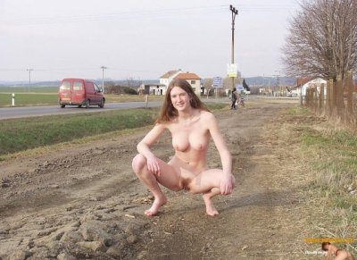 Шлюха раздевается на улице для всех