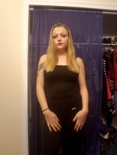 Шикарная красотка с татуировкой и пирсингом в носу показывает свое обнаженное тело на частных фото