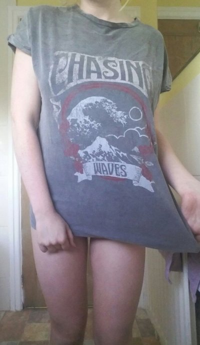 Красотка разделась до гола и показала свое обольстительное тело