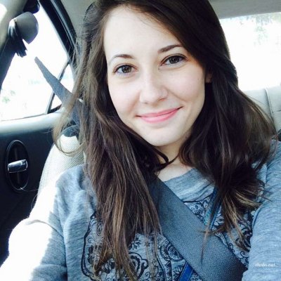 Молодая красотка сосет член парню - горячий орал!