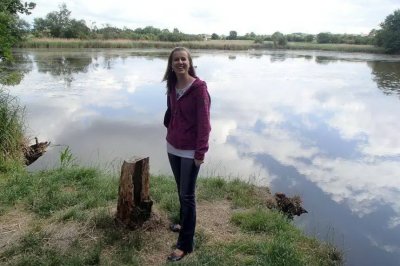 Девушка с гладко выбритой интимной зоной показывает свои прелести на пляже