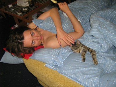 Дама тщательно умывается в интимной зоне