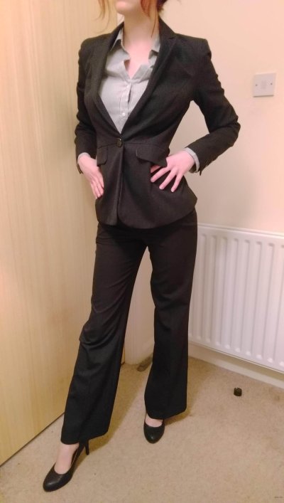 Грудастая красотка раздевается на работе