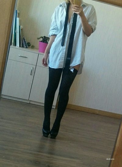 Обнаженная красавица в нейлоновых чулках