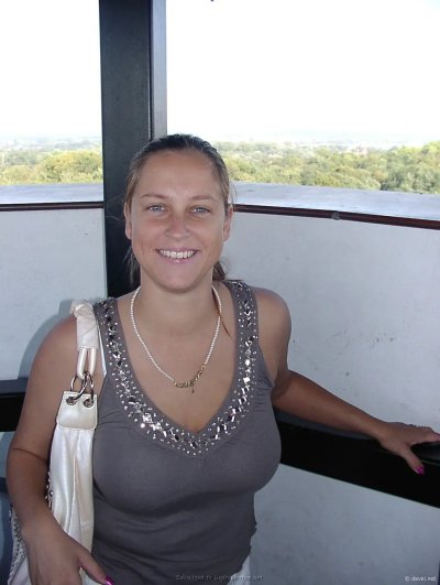 Веселая девочка показывает свою кискочку