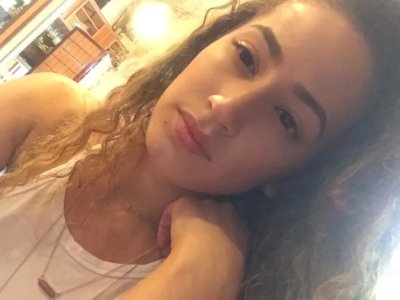 Развратная красотка показывает свои аппетитные формы на фото