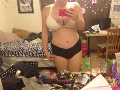 Сексуальные снимки обворожительной брюнетки с большой грудью