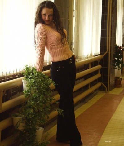 Женщина с густой прической между ног фотографируется