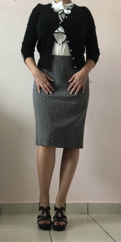 Симпатичная сотрудница раздевается перед камерой