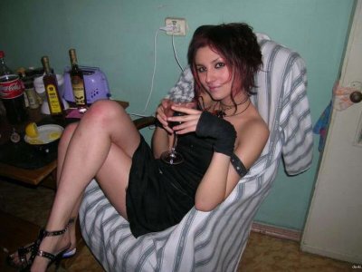 Без нижнего белья раскинула ножки для тебя!