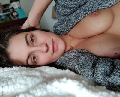 Молоденькая девушка в своей квартире показывает свои очарования и фигуру