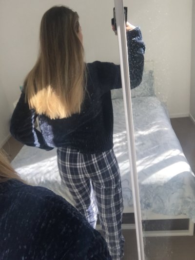 Обнажилась перед зеркалом, приняла позу на полу и раскрыла себя на кровати