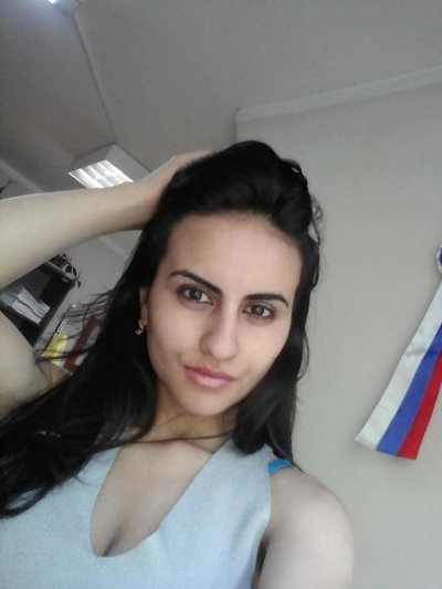 Сексуальная брюнетка с шикарной фигурой показывает свои прелести на домашних фото и снимается в откровенной фотосессии