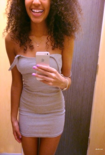 Горячая милашка показывает свои обнаженные прелести на фото