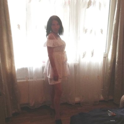 Ксюша показывает свои прелести в уютной обстановке