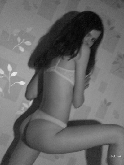 Пикантная фотосъемка горячей красотки: черно-белые образы