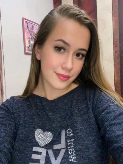 Фото горячей красотки, демонстрирующей свои прелести в частных снимках