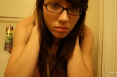 Тыкает пальчиками в писечку - удивительное зрелище!