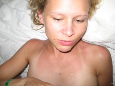 Обнаженная красота позирует в уютной постели — наслаждайся зрелищем!