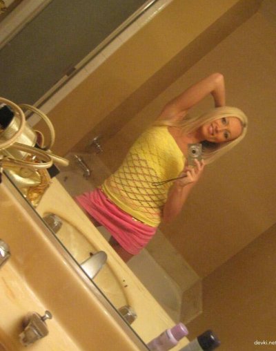 Видео сексапильной блондинки в домашней обстановке