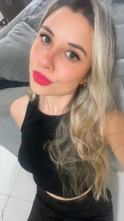 Шикарная блондиночка демонстрирует свои частные прелести!