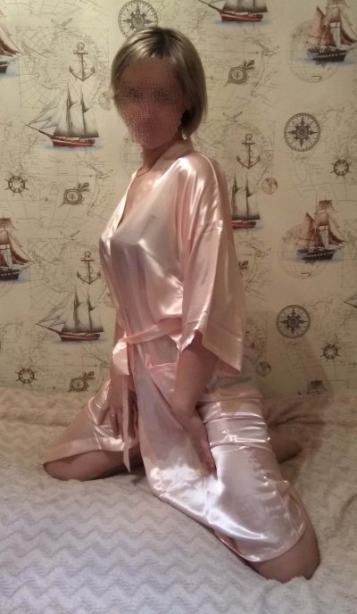 Интимные снимки супруги в домашней одежде и соблазнительном нижнем белье