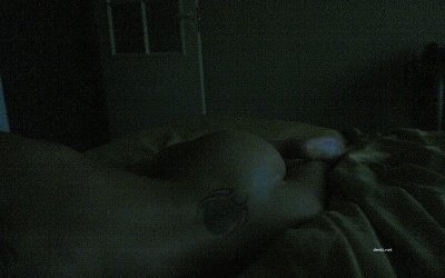 Красотка позирует перед сном на камеру